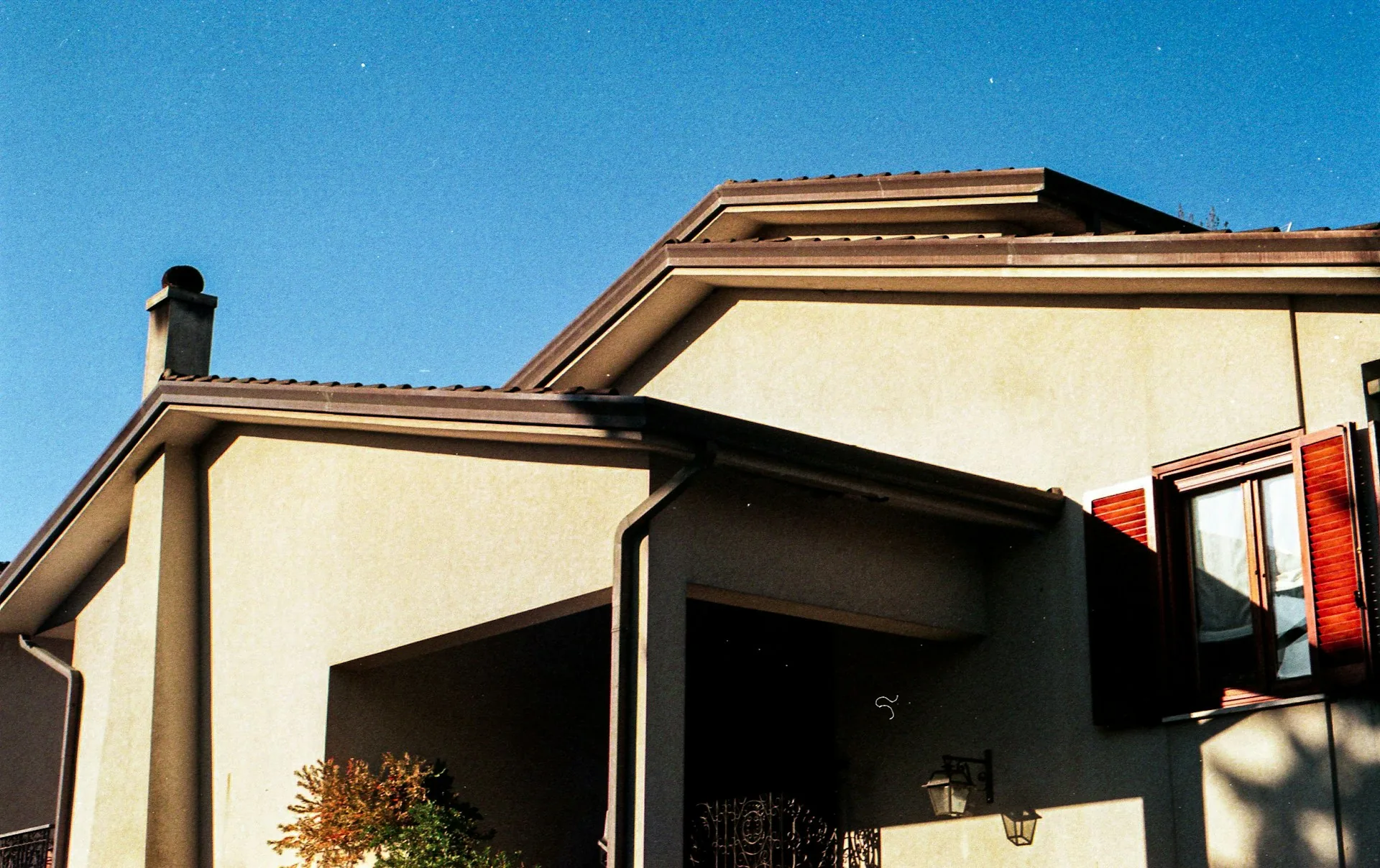 Salem’s Leaf Season: Complete Gutter and Roof Maintenance Guide
